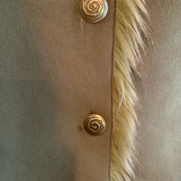 Faux fur green vest - Picture 3 of 5